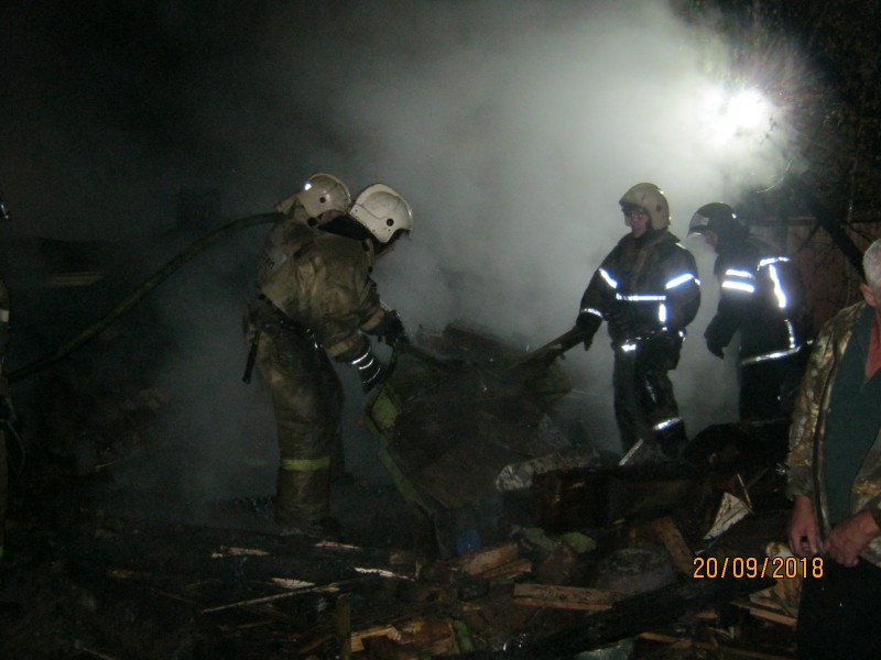 В Ухте пожарные два часа тушили загоревшуюся баню