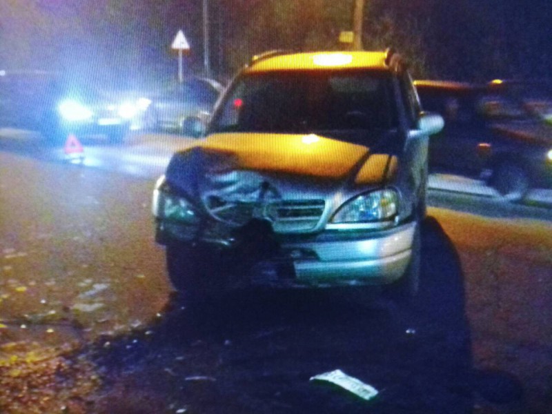 В Сыктывкаре водитель "Киа" сбил пешехода, а затем столкнулся с двумя автомобилями