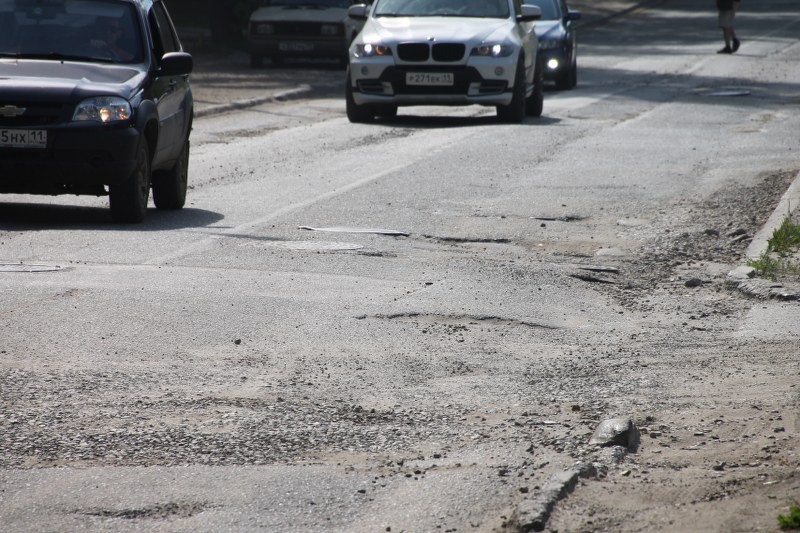 "Убитую" дорогу в Корткеросском районе отремонтируют за 31,8 млн рублей