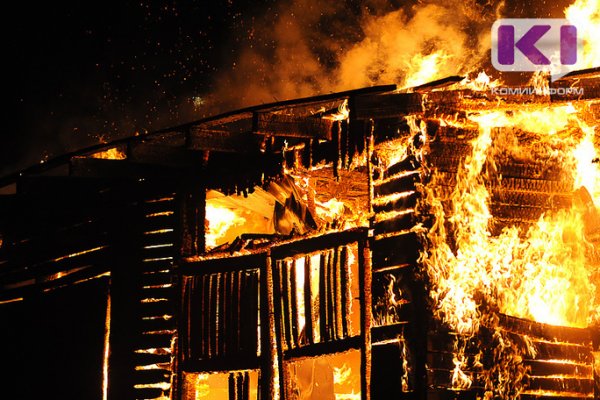 В Коми из-за неправильной эксплуатации печей сгорели дачный дом и баня

