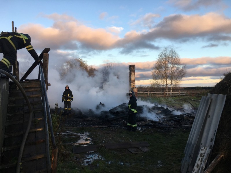 Жители Корткеросского района вынесли из горящего дома двух человек