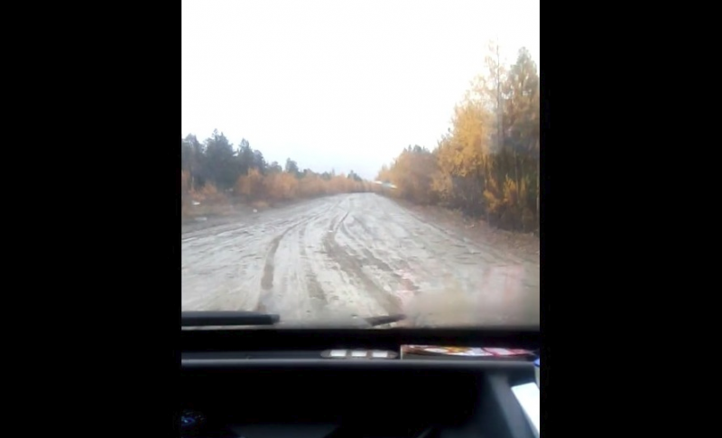 В Коми водитель снял видео, как добирался по грунтовке на "Форде"