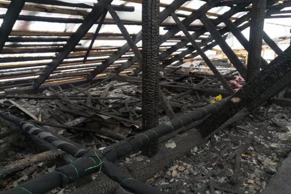 В Объячево восстанавливают сгоревшую крышу многоквартирного дома

