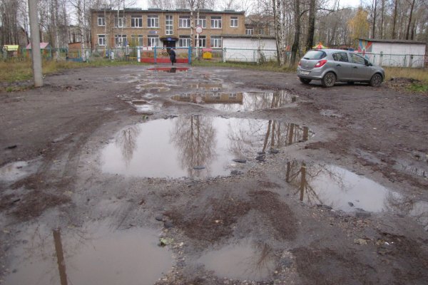 В Сыктывкаре родители самостоятельно отремонтировали дорогу к детскому саду