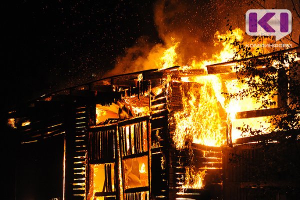 В поселке Приозерный сгорел двухквартирный жилой дом