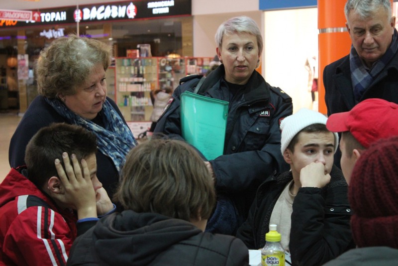 Сыктывкарская полиция проверила молодежные тусовки в "Июне", "Макси" и "Макдональдсе"


