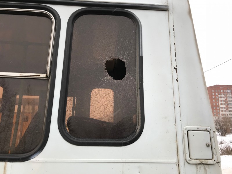 В Сыктывкаре 4-летний пассажир автобуса пострадал от влетевшего в окно куска металла 
