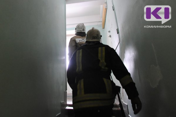 В Печоре в подъезде дома неизвестные устроили пожар