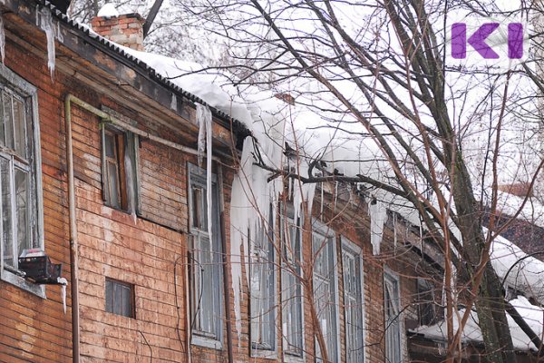 В Сыктывкаре организациям напомнили об уборке наледи и сосулек на крышах зданий