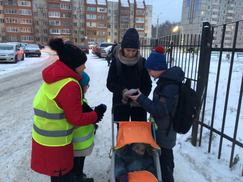 Накануне дня матери "Родительский патруль" в Сыктывкаре призывал детей и родителей переходить дорогу по правилам