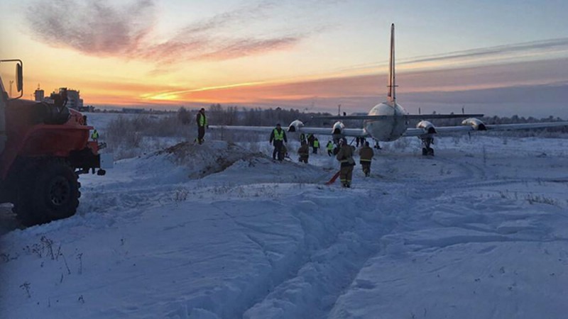 Самолет рейса "Сыктывкар-Нарьян-Мар" выкатился за пределы взлетно-посадочной полосы