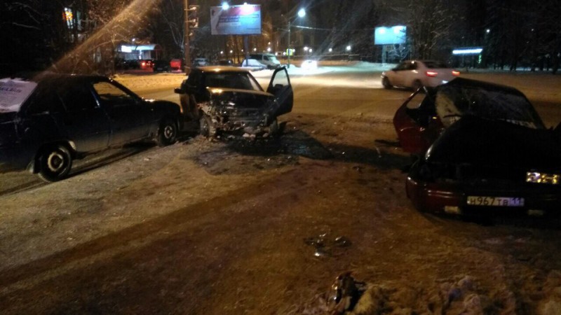 В центре Сыктывкара столкнулись три машины