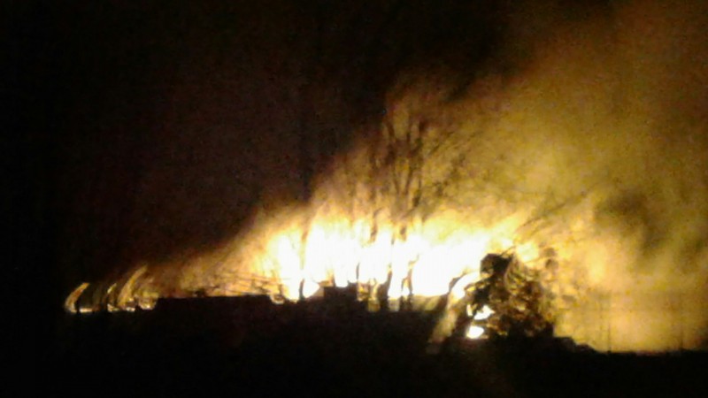 Пожарные пытаются отстоять монастырское здание в селе Ыб