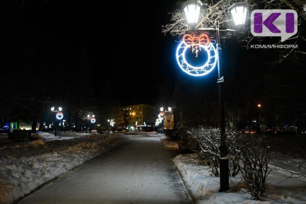 В сквере Стефановской площади Сыктывкара зажглись новогодние венки