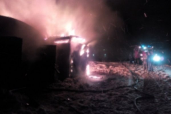 В Троицко-Печорском районе на пожаре сгорели автомобиль и снегоход