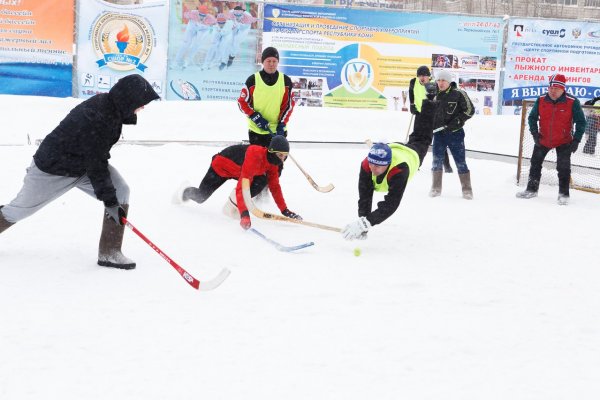 В Сыктывкаре 12 команд сразятся за победу в турнире по хоккею с мячом в валенках