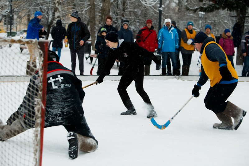 В Сыктывкаре прошел турнир по хоккею с мячом в валенках