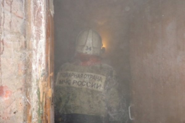 Пожарным Печоры пришлось тушить пожар в нежилом многоквартирном доме