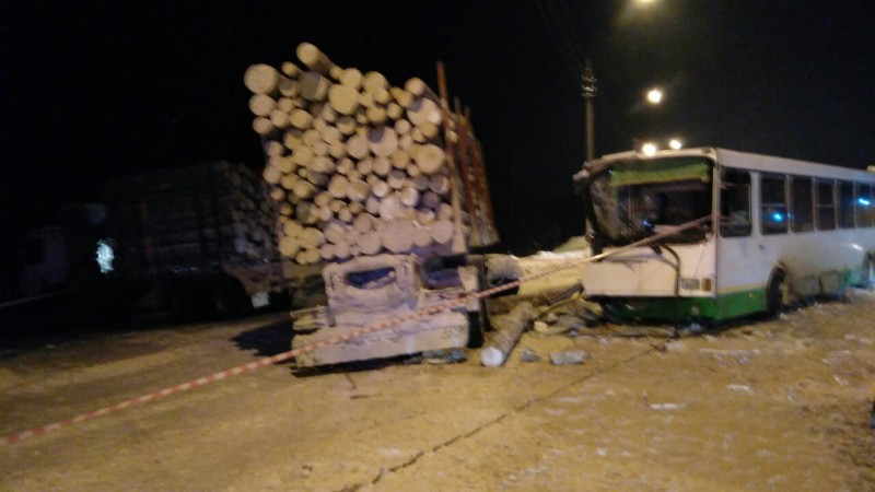 В Коми в отношении водителя лесовоза, столкнувшегося с автобусом, возбуждено уголовное дело