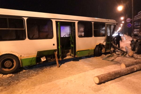 Водитель лесовоза, столкнувшийся с автобусом под Сыктывкаром, решил миновать весовой контроль