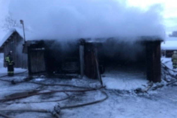 В Микуне огонь уничтожил автомобиль, снегоход и два гаража