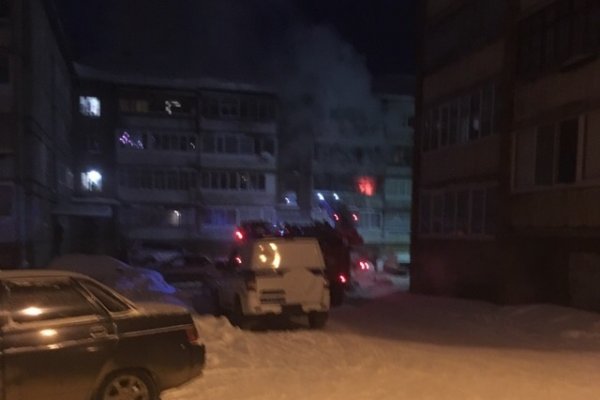 В Сыктывкаре произошел пожар в четырехэтажке на Морозова