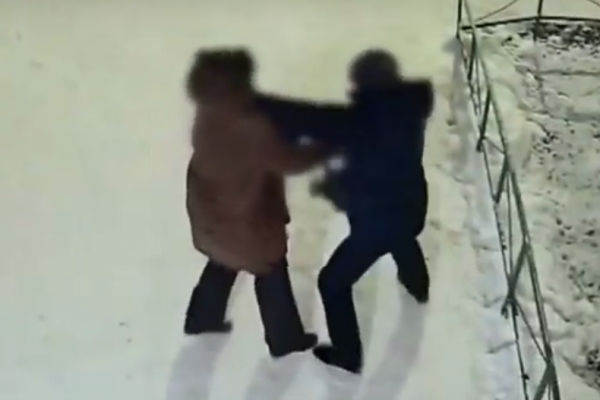 Неприступная женщина: в Сыктывкаре пенсионерка дала бой грабителю и укусила его за палец