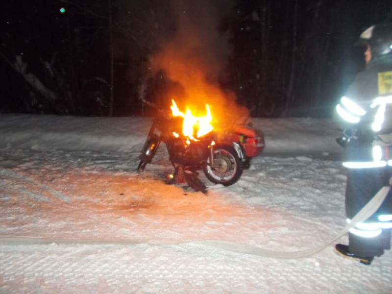В Корткеросском районе на трассе загорелся мотоцикл