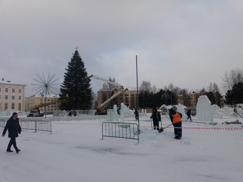 На Стефановской площади в Сыктывкаре убирают новогоднюю елку