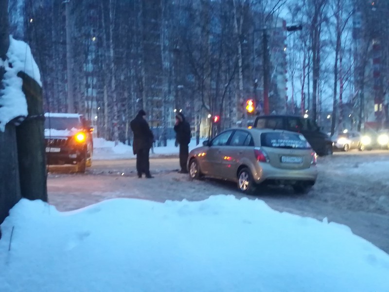 В Сыктывкаре определили виновника в столкновении Land Cruiser Prado и УАЗ Patriot на Сысольском шоссе