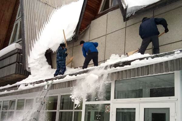 Шефство УФСИН в действии: очищенные от снега крыши и урок мужества от кинологов