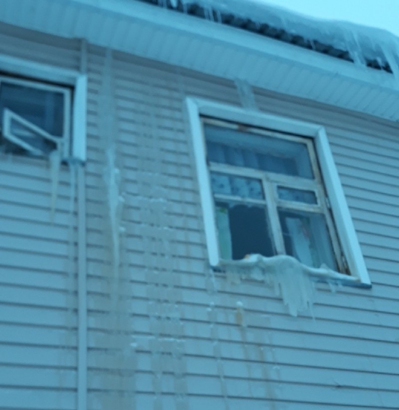 В Койгородке жилой дом покрылся льдом 