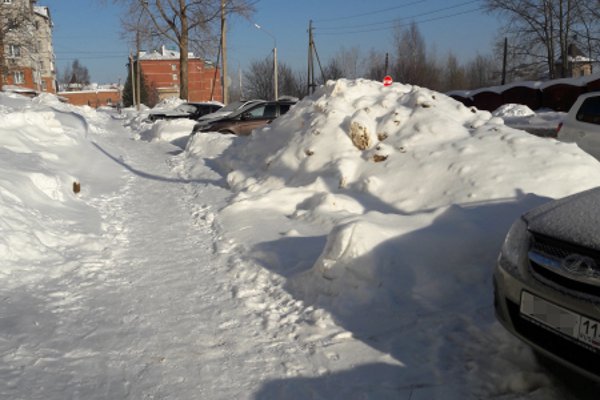 В Сыктывкаре снегоуборочная техника завалила парковку на улице Кутузова