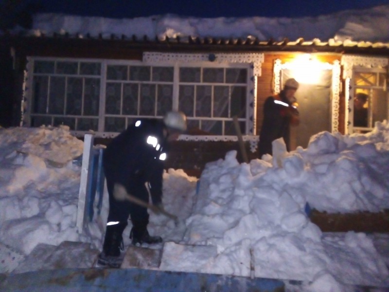 В Прилузье глыба снега завалила дверь дома пенсионеров 