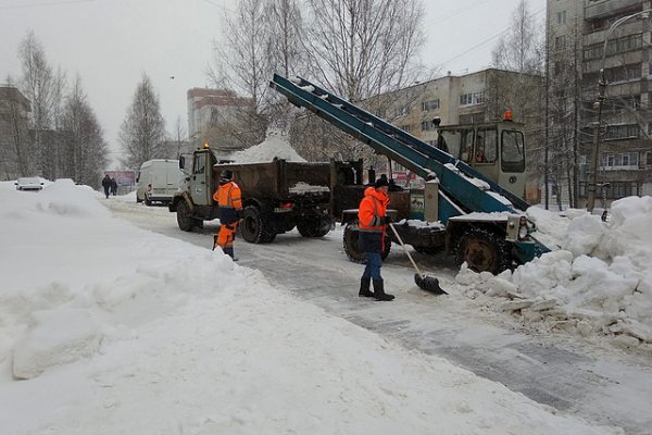 Уборка снега в Сыктывкаре: дорожники работают круглосуточно в две смены