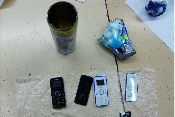 Житель Ухты предложил осужденному в СИЗО побриться сотовыми телефонами