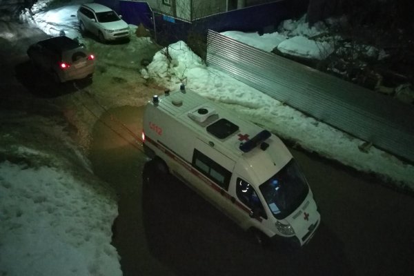 В Сыктывкаре всем миром вытаскивали из лужи застрявшую карету скорой помощи с больным ребенком