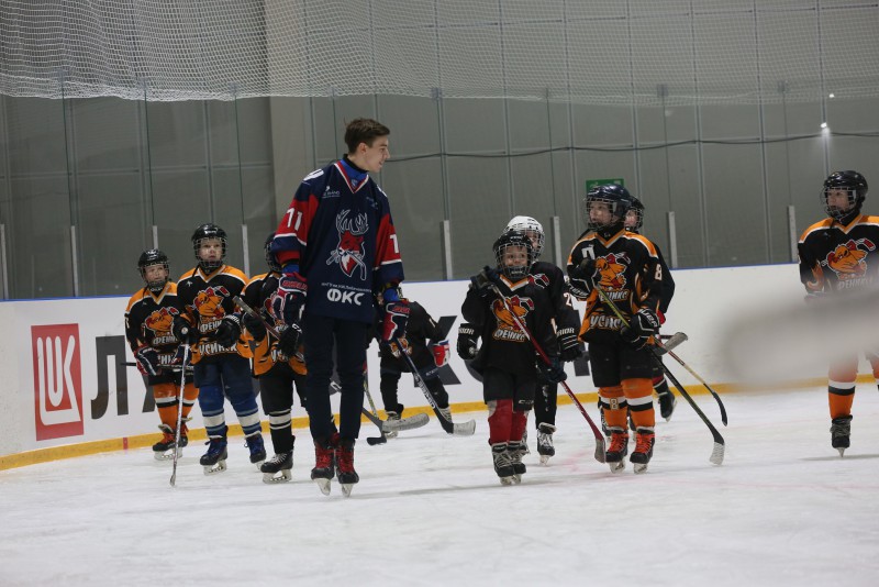 Нижегородские хоккеисты провели мастер-класс для воспитанников усинской спортшколы

