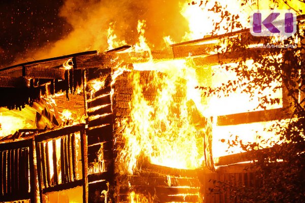 В Подъельске сгорели жилой дом и летняя кухня