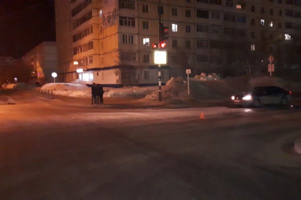 В Усинске пешеход переходил дорогу на красный свет и угодил под машину