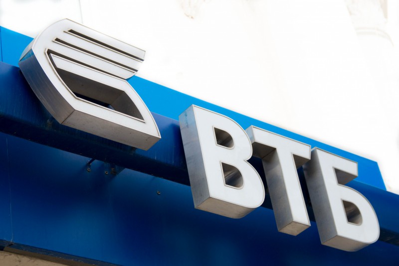 ВТБ первым запустил сервис пополнения карт сторонних банков