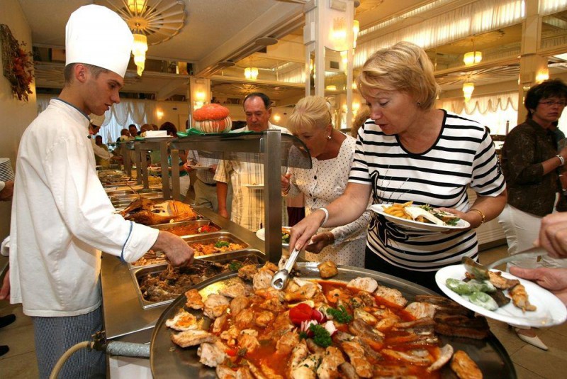 В турецких отелях попросят гостей не накладывать целые тарелки