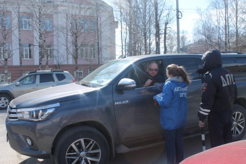 На машину - нельзя: в Ухте автоинспекторы и волонтеры напомнили правила ношения Георгиевских лент