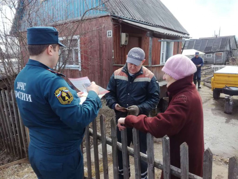 В Сыктывкаре инспекторы Госпожнадзора провели противопожарный ликбез для дачников и отдыхающих 