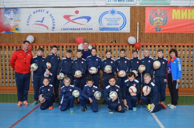 При поддержке ЛУКОЙЛа для юных футболистов Усть-Цильмы приобрели новую экипировку и спортинвентарь