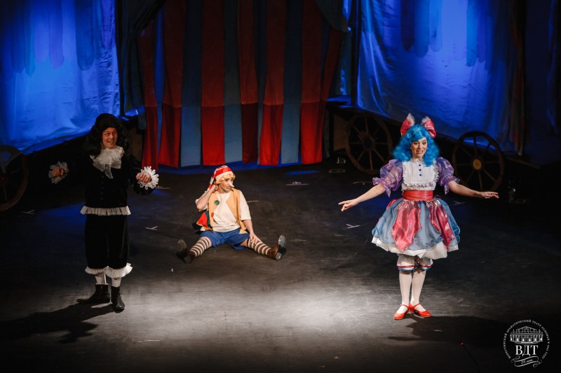 Воркутинский драмтеатр завершает премьерный показ детского мюзикла "Буратино"

