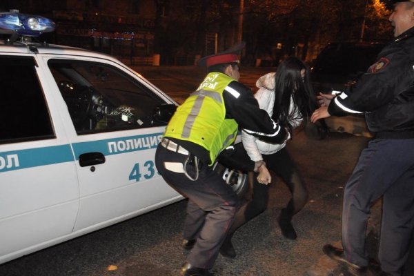 Пьяная женщина ногам не хозяйка: в Сосногорске осудили правонарушительницу, пнувшую полицейского 