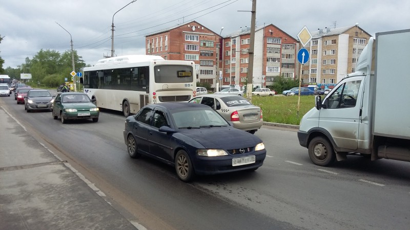 В Сыктывкаре Renault спровоцировал падение пассажирки в автобусе
