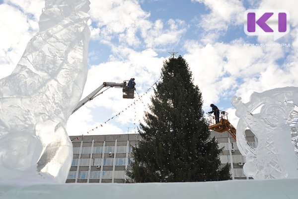 Новогодняя елка со Стефановской площади Сыктывкара к лету превратилась в ежа, сову и бабу Ягу