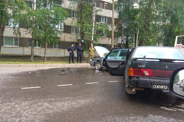 В Сыктывкаре в аварию попала беременная женщина-водитель